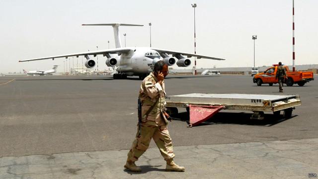 کمک‌های انسان‌دوستانه از طریق فرودگاه صنعا وارد یمن می‌شود