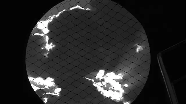 Alberto Valcarcel: “Nubes en el cielo de Netanya, Israel, enmarcadas en el agujero circular de uno de los muros de la playa. La imagen, tomada a contraluz y vista desde lejos, me recuerda al planeta tierra colgando en el espacio”.