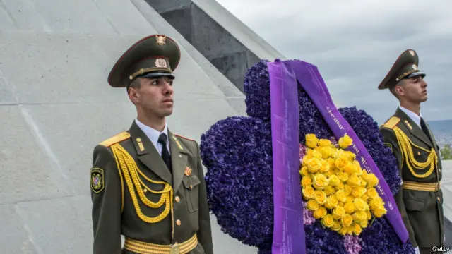 亚美尼亚大屠杀百年纪念仪式在埃里温举行，俄国和法国总统出席并发表了讲话。