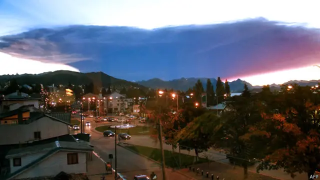 Vista de la nube de humo y cenizas desde Bariloche, en Argentina.