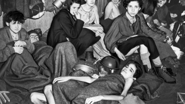 Los prisioneros estaban famélicos, como muestra esta foto del campo de 1945.