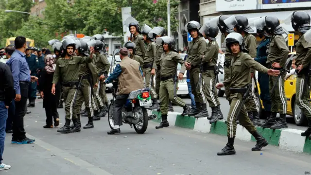 نیروهای پلیس ضدشورش از سفارت ترکیه در تهران محافظت می کردند.