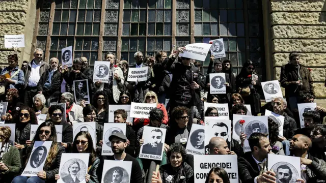 گروهی از فعالان حقوق بشر ترکیه در مقابل کلیسای ارامنه در استانبول تجمع کردند.