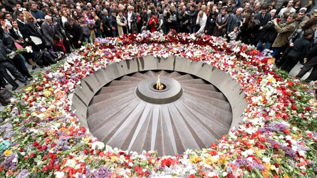 İnsanlar Yerevandakı memoriala güllə düzür