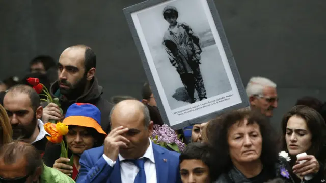 تصویر دیگری از مراسم یابود قربانیان در ایروان ارمنستان.