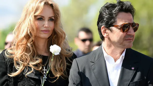 مراسم یادبود در مارسی فرانسه. در عکس آدریانا کارمبو مانکن اسلواکی و شوهرش آندره اوهانیان که یک تاجر اهل ارمنستان است دیده می شوند.