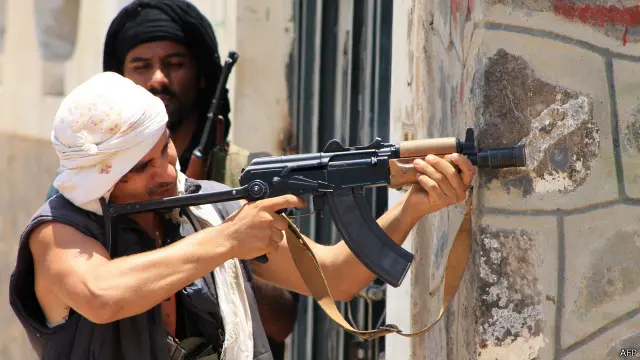 أحد مؤيدي منصور هادي يأخذ موقعه لاستهداف حوثيين في منطقة دار سعد في مدينة عدن، جنوب البلاد.