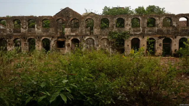 मुंबई में बंद पड़ी एक टेक्सटाइल मिल