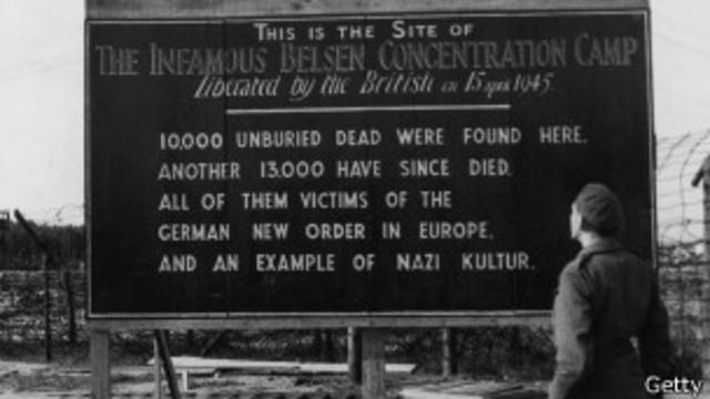 Cartel conmemorativo de la liberación del campo, donde se explica los horrores que sufrieron decenas de miles de personas.