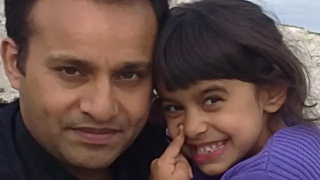 सरफ़राज़ अपनी बेटी अमीना के साथ