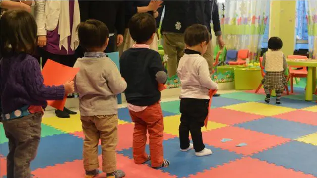 Kreş mülakatı için sıraya giren çocuklar.