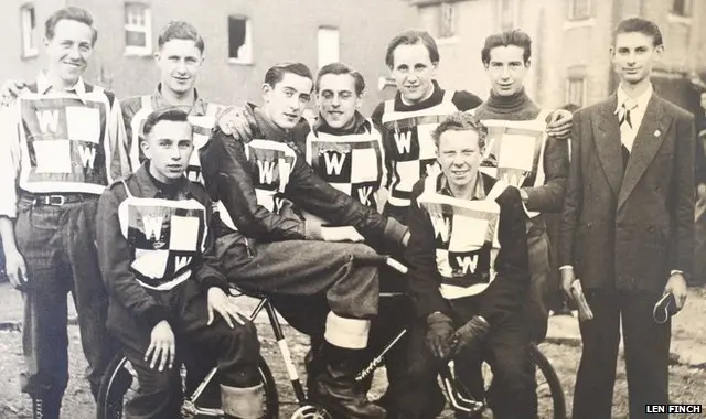 El ciclista Len Finch, de pie a la izquierda en la foto, con sus compañeros del equipo Walthamstow Wolves en 1950. 