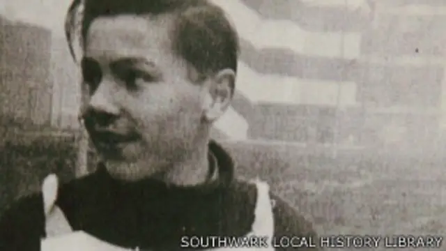El ciclista Joe Foster, en la foto a los 14 años, recuerda que miles de personas asistían a las carreras.