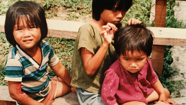Ba em bé trong trại tị nạn ở Indonesia.