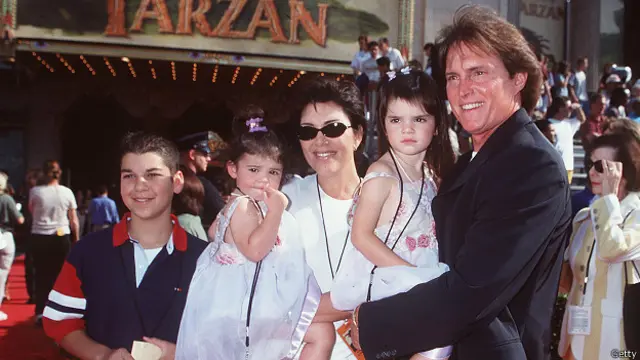 Bruce Jenner (paling kanan) bersama dengan keluarganya sewaktu masih menjadi pria.