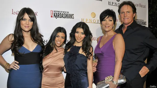 Bruce Jenner (paling kanan) ialah ayah tiri Kim Kardashian (tengah).