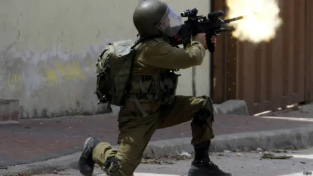 يقول الاسرائيليون إنهم أطلقوا عيارات تحذير قبل ان يستهدفوا الشاب.