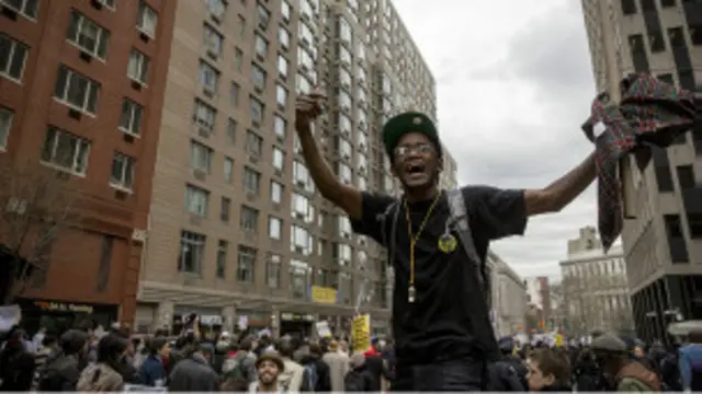 Un manifestant lors du défilé contre les violences policières à Baltimore, sur la côte est des Etats-Unis. 