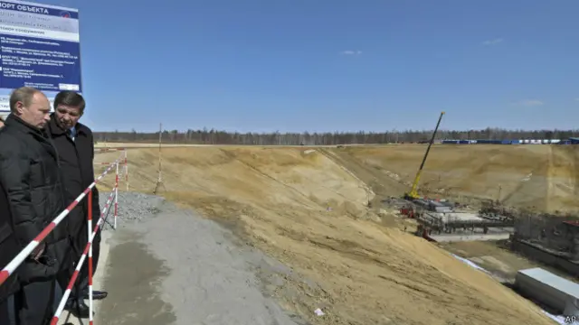 Путин во время прямой линии пообещал взять под двойной контроль ситуацию с выплатами зарплат работникам строящегося космодрома "Восточный"