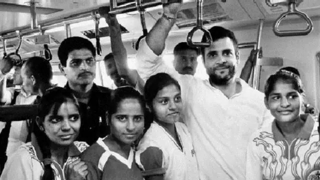 दिल्ली मेट्रो में राहुल गाँधी
