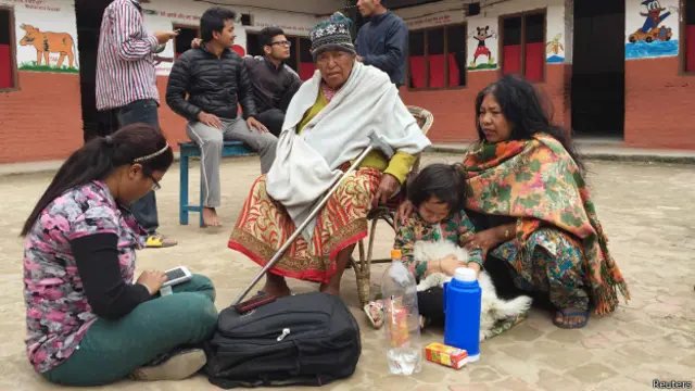Люди вийшли на подвір'я школи, щоб перечекати землетрус