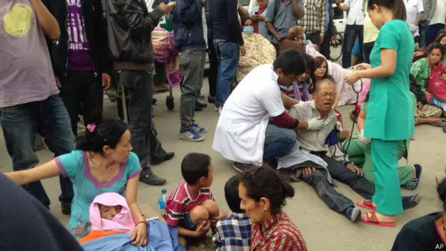 Чоловік отримує допомогу на подвір'ї шпиталю у Катманду