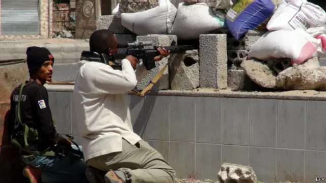 لا يزال الاقتتال يبن الحوثثين وحلفائهم من جهة وأنصار هادي مستمرا