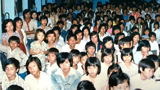 Người vượt biển chăm chú đón nhận thông tin liên quan đến sinh hoạt trại tị nạn và chương trình định cư.