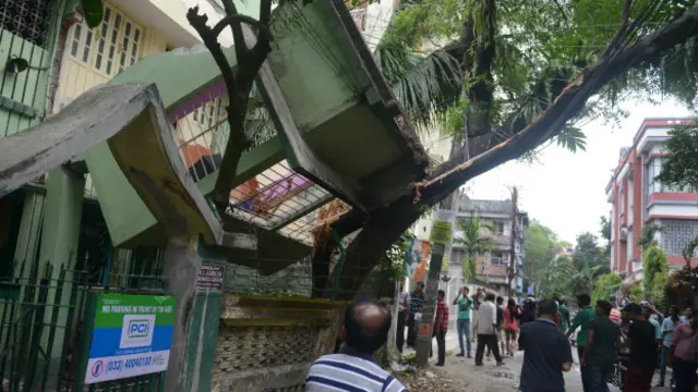 Deprem komşu Hindistan'da da hasara neden oldu.