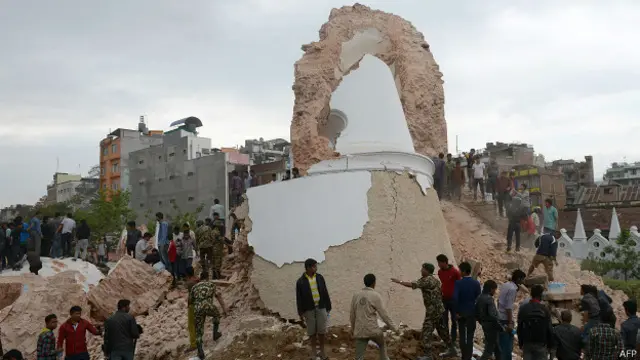 Через землетрус завалилася історична вежа - під її уламками можуть перебувати багато людей