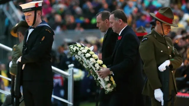 Thủ tướng Úc Tony Abbott và Thủ tướng New Zealand John Key đặt vòng hoa tưởng niệm
