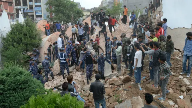 ایک زخمی مزدور نے بتایا کہ ’ یہ ایک بہت خوفناک تجربہ تھا۔ میں اپنی مرہم پٹی کا انتظار کر رہا ہوں لیکن ہسپتال کا عملہ زخمیوں کی بہتات کی وجہ سے تمام لوگوں کا علاج کرنے سے قاصر ہے۔‘