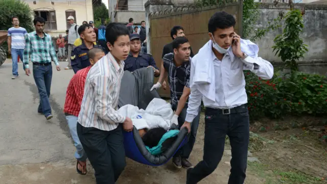 زلزلے سے کھٹمنڈو کے ایئر پورٹ کو بھی نقصان پہنچا ہے اور اسے پروازوں کے لیے بند کر دیا گيا ہے۔