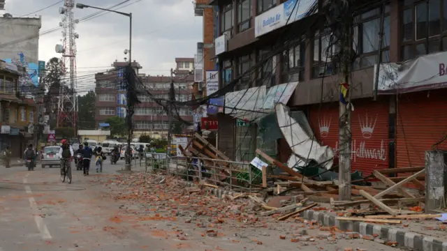 سماجی رابطوں کی ویٹ سائٹس پر قدیم مندروں اور دیگر عمارتوں کی تباہی کی تصاویر جاری کی جارہی ہیں، تاہم نقصانات کی مجموعی تصویر سامنے آنے میں ابھی وقت لگے گا۔