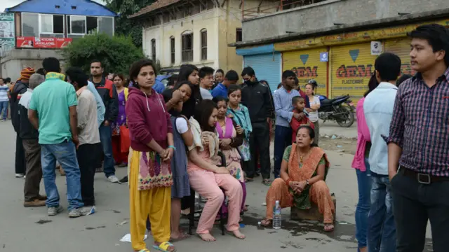 نیپالی ذرائع ابلاغ کا کہنا ہے کہ کھٹمنڈو شہر میں ایک قدیم تاریخی عمارت بھی منہدم ہوئی ہے جس میں خدشہ ہے کہ کم از کم 50 افراد پھنس گئے ہیں۔