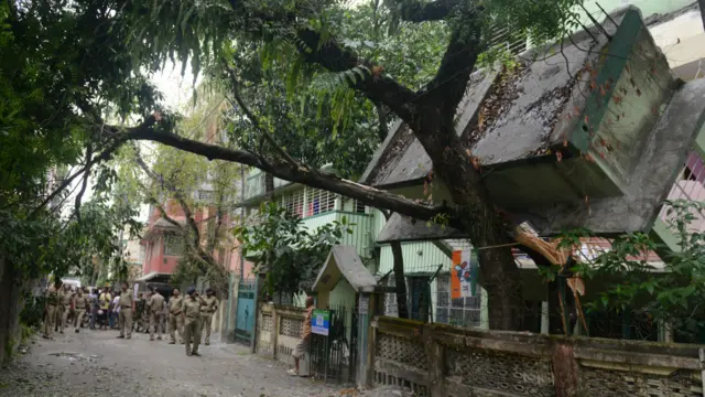 کھٹنڈو کے مرکزی ہسپتال میں زخمیوں کو مسلسل لایا جا رہا ہے جن میں سے کئی ایک کی ٹانگیں اور بازو ٹوٹے ہوئے ہیں، تاہم ابھی تک یہ واضح نہیں ہے کہ زلزلے میں کتنے لوگ زخمی ہوئے ہیں۔