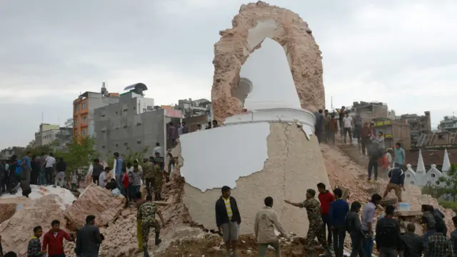 امدادی ٹیمیں دارالحکومت کھٹمنڈو میں تباہ شدہ عمارتوں کے ملبے میں پھنسے ہوئے لوگوں کو نکانے میں مصروف ہیں جہاں کئی تاریخی عمارتیں بھی تباہ ہوئی ہیں۔