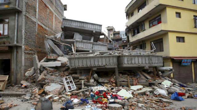 Разрушенное здание в Катманду