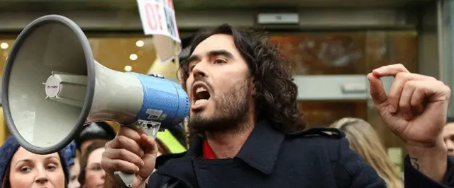 英国喜剧演员布兰德号召发起一场“革命”。 