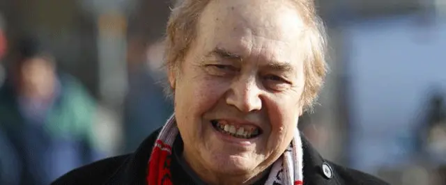 “啤酒、烟草和油炸猪皮”党的候选人霍尔说，他们有“严肃的政治追求”。 