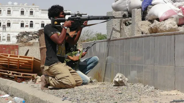 أفراد من لجان المقاومة الجنوبية خلال مواجهات مع مسلحين حوثيين في مدينة عدن الجنوبية.