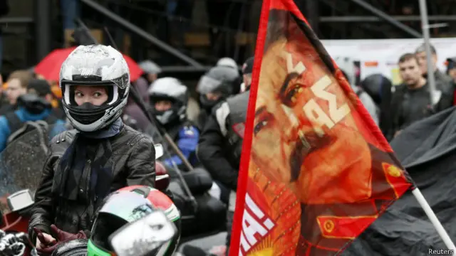 摩托车队中的斯大林旗帜