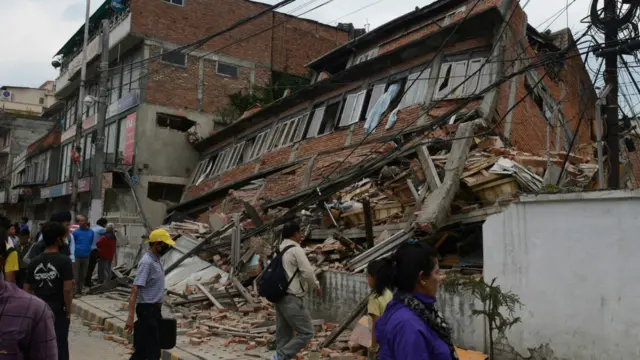 زلزلے کے جھٹکے نیپال کے پڑوسی ملک بھارت، بنگلہ دیش اور پاکستان تک محسوس کیے گئے۔