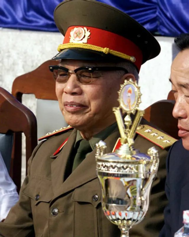 Văn Tiến Dũng (1917-2002): Giữ chức Tổng tham mưu trưởng từ 1953 đến 1978, ông là một trong ba đại tướng duy nhất của Quân đội Nhân dân Việt Nam trước 1975. Tháng Tư 1975, ông là Tư lệnh Chiến dịch Hồ Chí Minh, chỉ huy trận đánh chiến lược cuối cùng. Từ 1980 đến 1986, ông là bộ trưởng quốc phòng Việt Nam.  (Ảnh chụp năm 2000 tại Đà Nẵng)