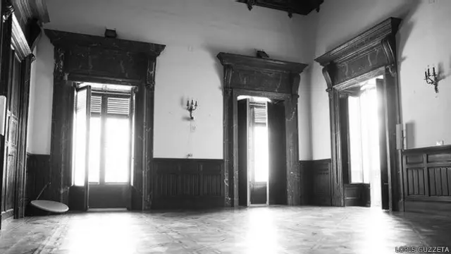 Los migrantes habían decidido no ocupar y arriesgarse a dañar una de las habitaciones con frescos y valiosos azulejos.