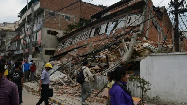 Это самое сильное землетрясение в Непале за последние 80 лет. В 1934 году стихия унесла жизни более 8,5 тысяч человек.
