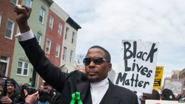 "Cet homme avait la colone vertébrale brisée, ce n'était pas la routine habituelle" " a déclaré Malik Shabazz, de l'organisation Black Lawyers for Justice. 