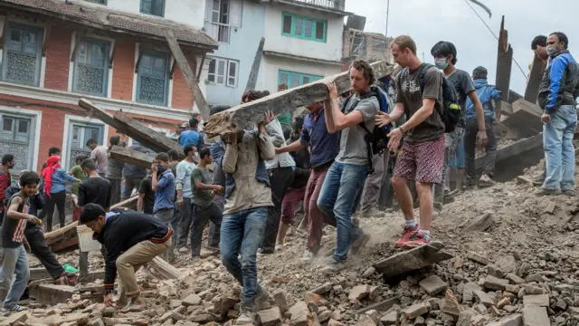 امدادی ٹیمیں اور عام شہری اپنی مدد آپ کے تحت لوگوں کو ملبے سے نکال رہے ہیں جبکہ ہزاروں افراد زلزلے کے خوف اور مکانات تباہ ہونے کے نتیجے میں کھلے آسمان تلے رات گزار رہے ہیں۔