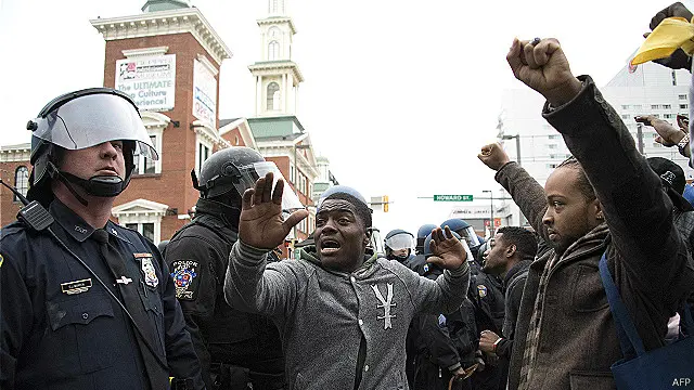 مظاہرین نے کئی گاڑیوں کے شیشے بھی توڑ دیے جبکہ پولیس کی بھاری نفری تعینات تھی