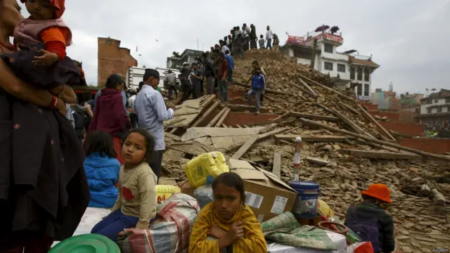 Землетрясение магнитудой 7,9 произошло утром в субботу в Непале. Эпицентр землетрясения располагался между Катманду и Покхарой. Власти Непала объявили чрезвычайное положение по всей стране.